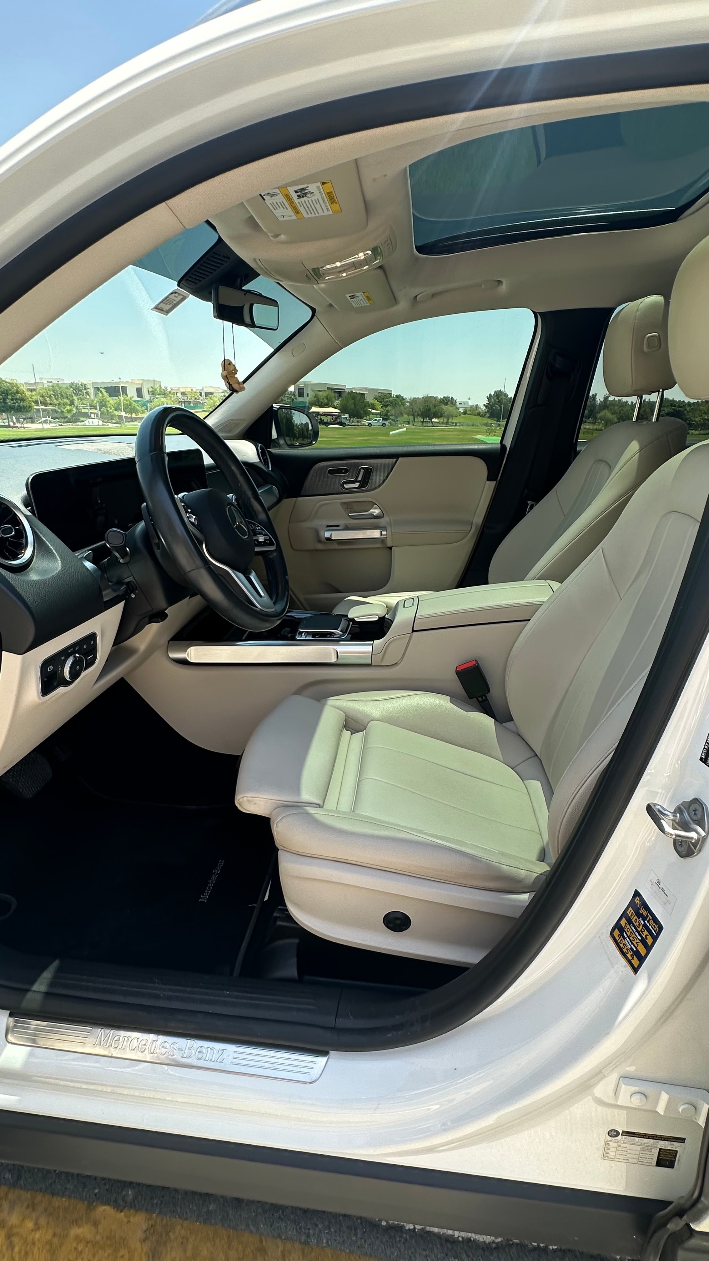Белый Mercedes Benz GLB 250 4MATIC 2020 год